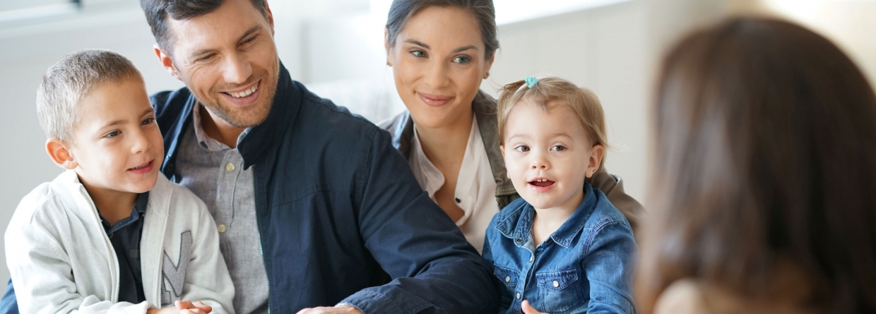 Een jong gezin heeft een gesprek met een financieel adviseur