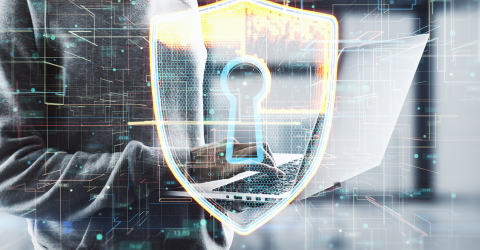 Een man met een laptop in zijn handen daarvoor wordt een slot afgebeeld als bescherming